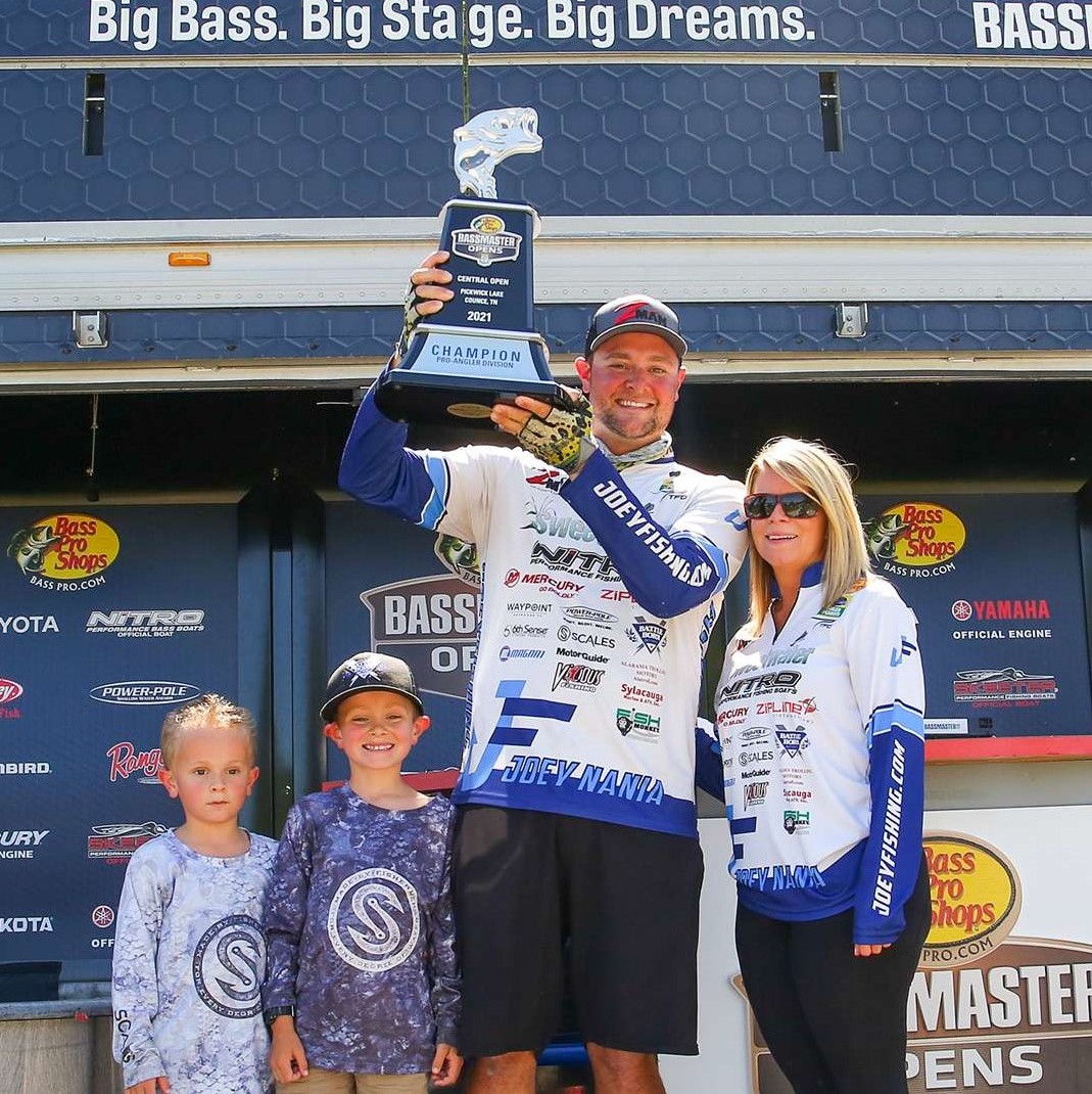 Joey Nania & Family with Pickwick Bassmaster Open Trophy